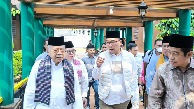 Ridwan Kamil (Kanan) Diajak Fauzi Bowo (Kiri) Berkeliling Museum Betawi di Setu Babakan