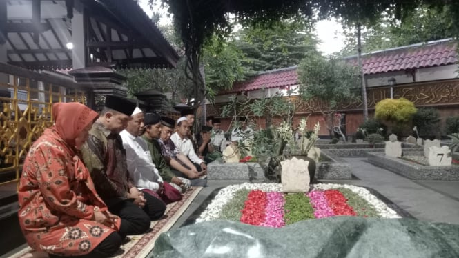 Calon Gubernur Jatim, Tri Rismaharini ziarah di makam KH Hasyim Asyari