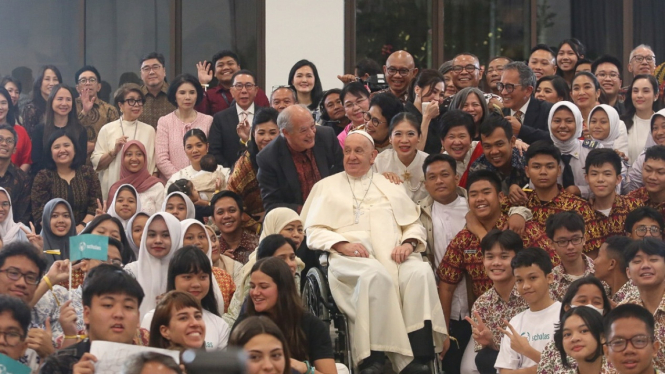 Paus Fransiskus Bertemu Pemuda Lintas Agama di Gereja Katedral Jakarta