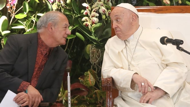 Paus Fransiskus saat bertemu Pemuda Lintas Agama di Gereja Katedral Jakarta