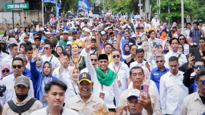 Pasangan Anwar Hafid-Reny Lamadjido bersama massa pendukungnya.