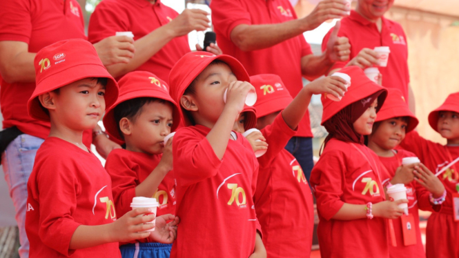 Kegiatan Minum Susu Bersama Keluarga