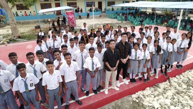 Timothy Ronald bersama siswa SMAK Santo Yoseph Pekerja Manola, Sumba Barat Daya