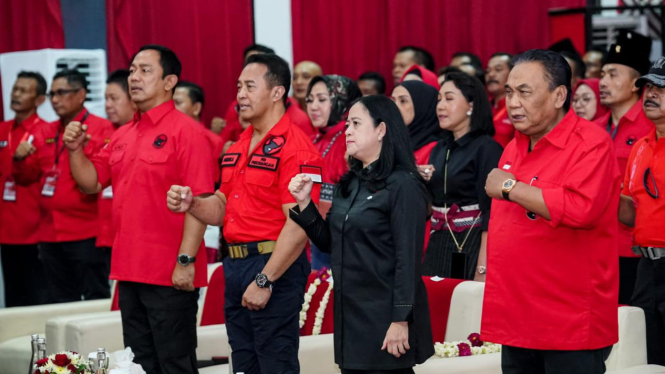 Bakal cagub Jateng Andika Perkasa dan Ketua DPP PDIP Puan Maharani (tengah).