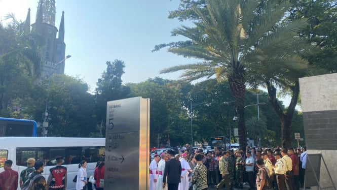 Suasana di depan Masjid Istiqlal, Jakarta menjelang kedatangan Paus Fransiskus.