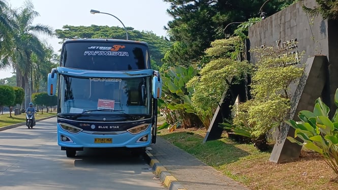 Armada bus yang akan digunakan jemaat gereja Odilia Citra Raya, Tangerang menunju misa akbar di GBK, Jakarta