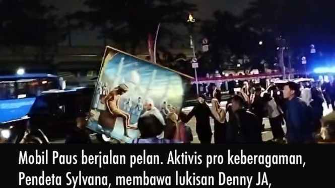 Lukisan karya Denny JA diberkati langsung oleh Paus Fransiskus