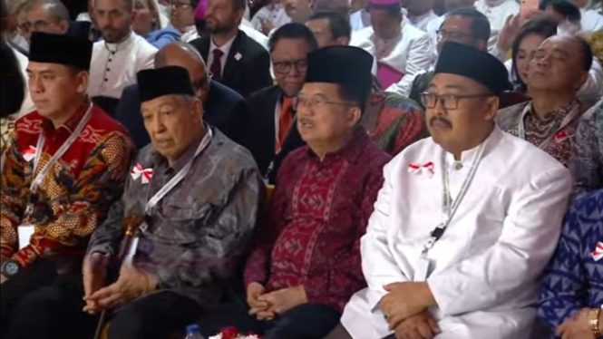 Jusuf Kalla dan Prof Dr Quraish Shihab menyambut Paus Fransiskus di Istiqlal