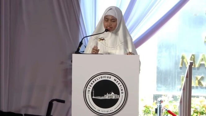 Kayla Nur Sahwa membacakan Al Quran saat penyambutan Paus Fransiskus