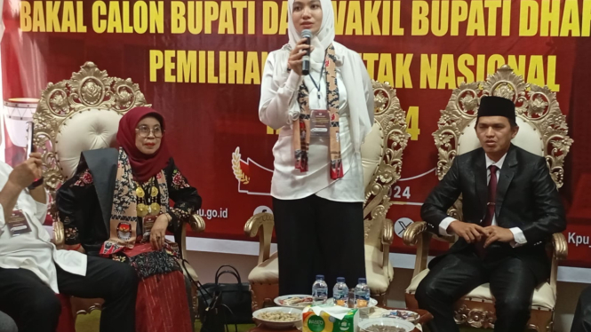 Annisa Suci Ramadhani dan Leli Arno Saat mendaftar ke KPU Dharmasraya beberapa waktu lalu