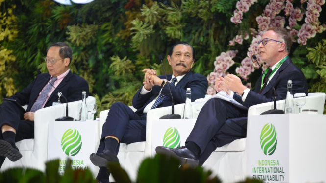 Menteri Koordinator Bidang Kemaritiman dan Investasi, Luhut Binsar Pandjaitan, saat berbicara pada sesi plenari di acara Indonesia International Sustainability Forum (ISF) 2024, di JCC Senayan, Jakarta Pusat, Kamis, 5 September 2024