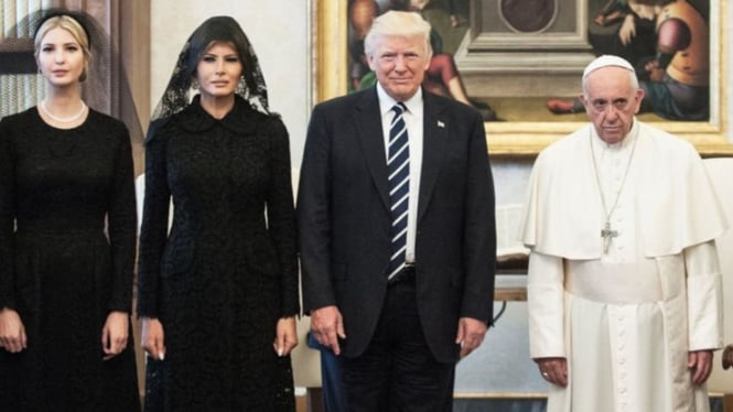 Paus Fransiskus menerima kunjungan keluarga Donald Trump di Vatican (24/5/2017).