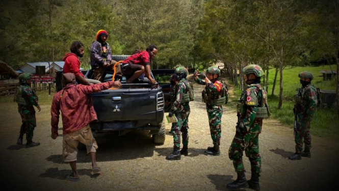 VIVA Militer: Pasukan Raja Pandhita sweeping kendaraan