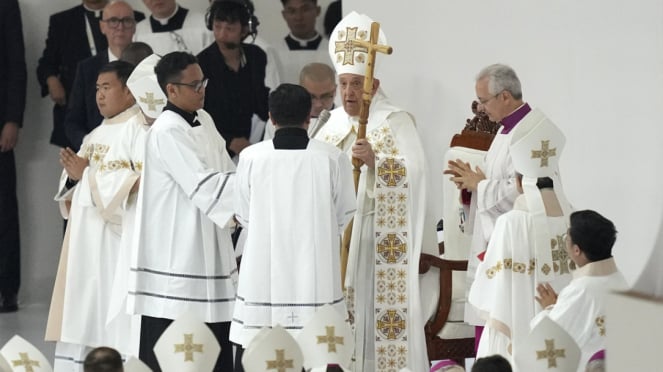 El Papa Francisco lidera la masa sagrada en el estadio Corno Bung en Yakarta