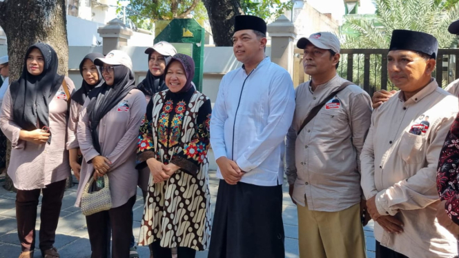 Risma-Gus Hans di kompleks makam Sunan Ampel Surabaya.