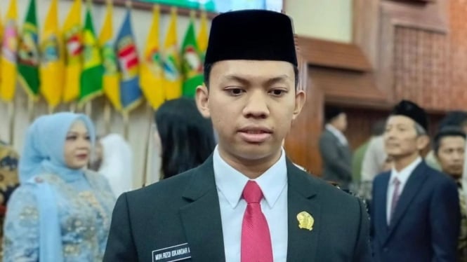 Anggota DPRD termuda M Rizqi Iskandar Muda dilantik bersama ayahnya  Artikel ini