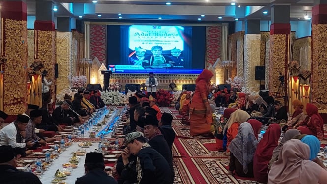 Raja, sultan dan pemangku adat Makan Bajamba di Kota Padang