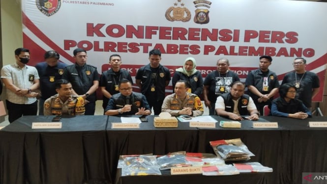 Konferensi pers kasus pembunuhan siswi SMP di Mapolrestabes Palembang