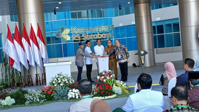 Jokowi meresmikan RS Vertikal Surabaya di Jalan Indrapura Surabaya.