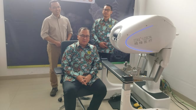 Guru Besar Bidang Urologi RSCM/FKUI Prof. dr. Agus Rizal Ardy Hariandy Hamid (duduk), dan mesin Telerobotic Surgery.