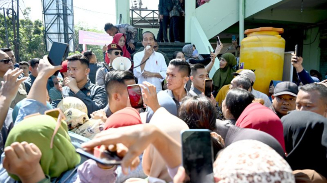 Presiden Jokowi menggunakan megaphone minta maaf ke warga di Surabaya