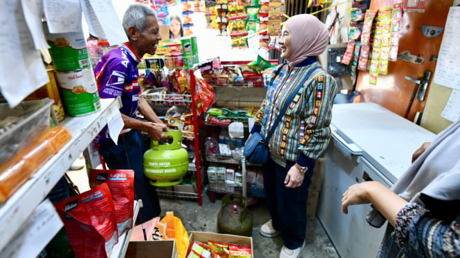 Direktur Utama Pertamina Nicke Widyawati turun langsung mengecek ketersediaan elpiji 3 kg di Kota Surakarta, Jumat, 6 September 2024. 