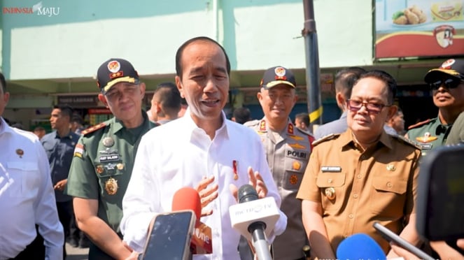 El presidente Jokowi durante su visita al mercado de Soponyono, Surabaya