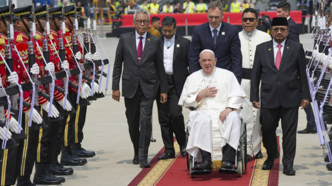 Papst Franziskus verlässt Indonesien