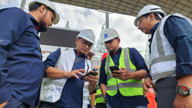 Direktur Jaringan Telkomsel Indra Mardiatna (dua kiri).