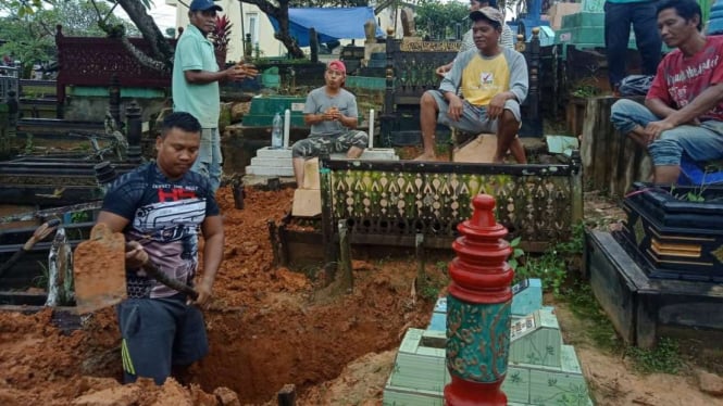 Anggota Polsek Samarinda Hulu Bripka Joko Hadi jadi penggali kubur