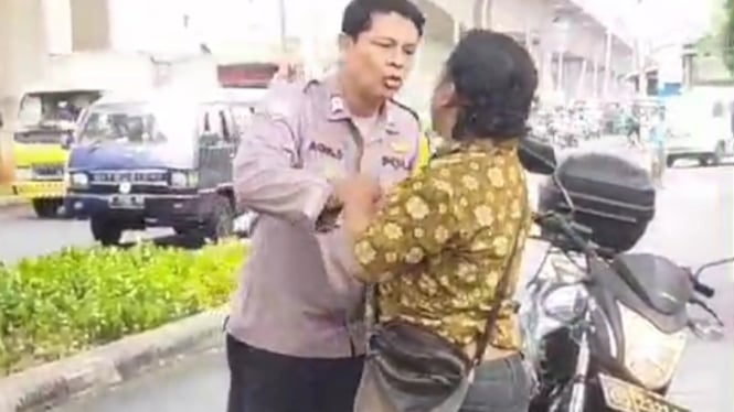 Seorang pria membawa golok dan mengamuk ditangkap.