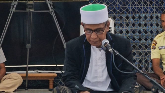 Bacawagub Aceh Tgk Muhammad Yusuf A Wahab saat menjalani tes uji mampu baca Alquran. VIVA/Dani Randi