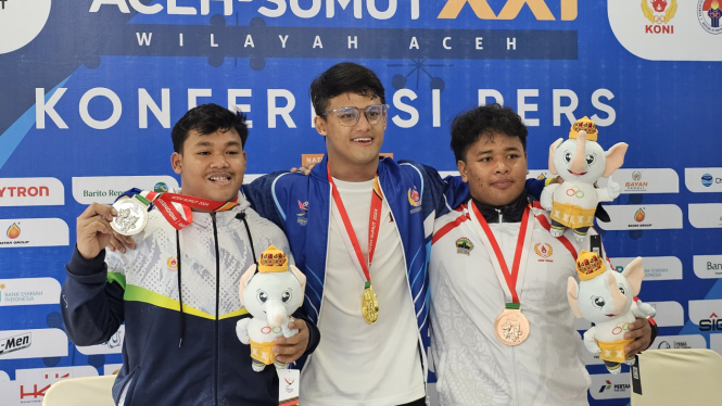 Rizki Juniansyah meraih medali emas cabor angkat besi kelas 89Kg di PON 2024. VIVA/Dani Randi