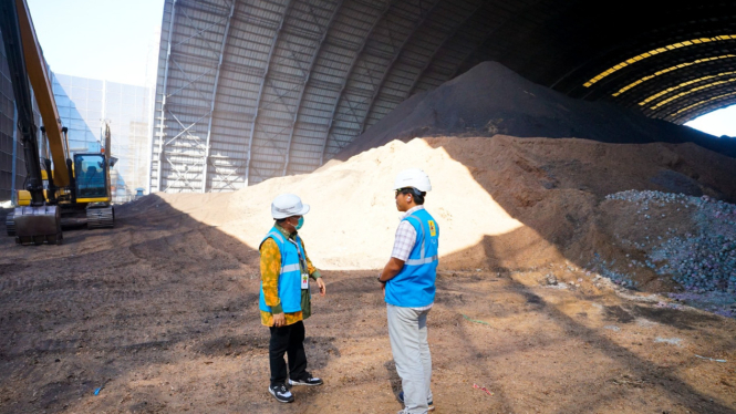 Kepala Dinas ESDM Provinsi NTB Sahdan (kiri) bersama Manager Unit PLN Indonesia Power Unit Bisnis Pembangkitan (UBP) Jeranjang Yunisetya Ariwibawa (kanan) saat melakukan monitoring pelaksanaan program cofiring di PLTU Jeranjang menggunakan biomass.