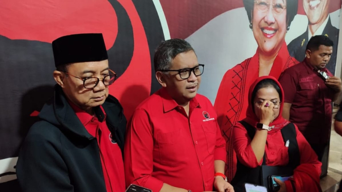 Sekjen DPP PDIP Hasto Kristiyanto di kantor PDIP Jatim di Surabaya.