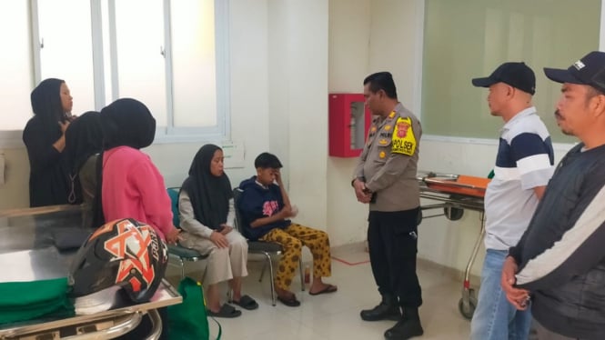 Polisi berada di rumah sakit menyelidiki seorang remaja di Bogor meninggal dunia usai mengalami perundungan dan dianiaya temannya. VIVA/Muhammad AR