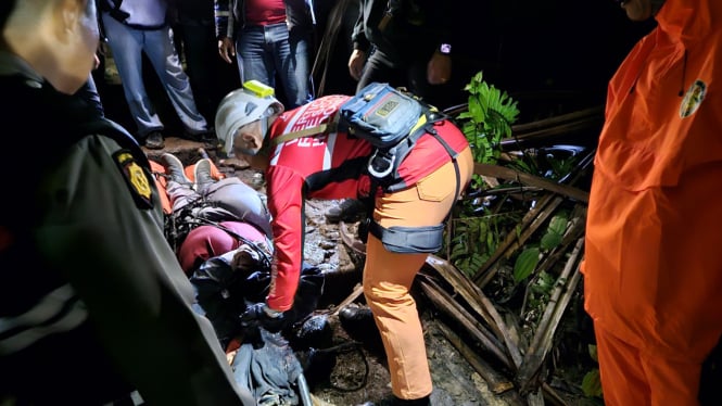 SAR Gabungan saat melakukan evakuasi jasad Ronny Syahputra, yang tewas usai jatuh ke dalam jurang Gunung Sibayak, Kabupaten Karo.(dok Basarnas Medan)