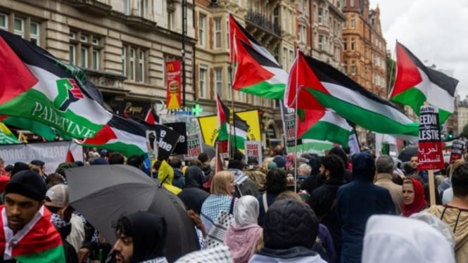 Ribuan orang pada Sabtu, 7 September 2024, menggelar aksi unjuk rasa menuju Kedutaan Besar Israel di London, Inggris, untuk menyerukan gencatan senjata segera di Jalur Gaza dan penghentian pasokan senjata ke Israel.