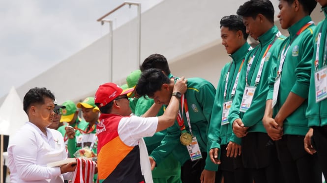 Tim drum band Jawa Timur menerima medali emas di PON 2024, Aceh-Sumut.(dok PON 2024 wilayah Sumut)