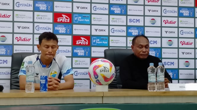 Pelatih PSKC Cimahi, Kas Hartadi dan Pemain PSKC Dias Angga (foto: Dede Idrus) 