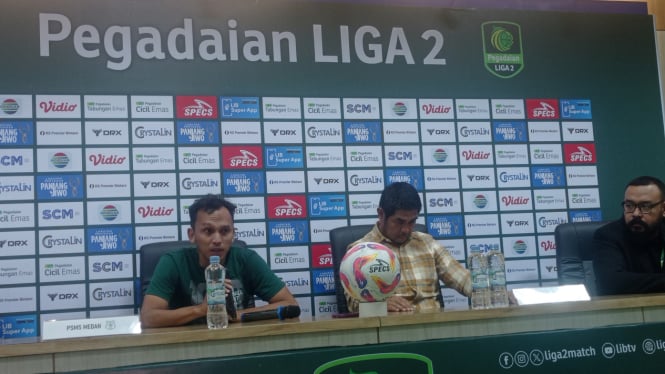 Pelatih PSMS, Nil Maizar dan Pemain PSMS Rachmad Hidayat ( foto: Dede Idrus) 