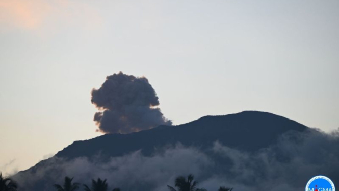 Visual erupsi Gunung Ibu di Kabupaten Halmahera Barat, Maluku Utara, yang tercatat terjadi pada Senin pagi, 9 September 2024.