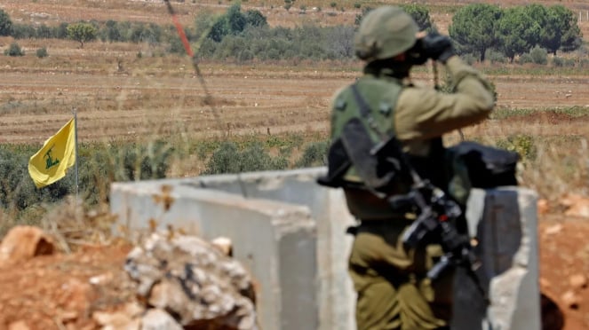 Viva militar: bandera de Hezbolá del Líbano en la frontera israelí