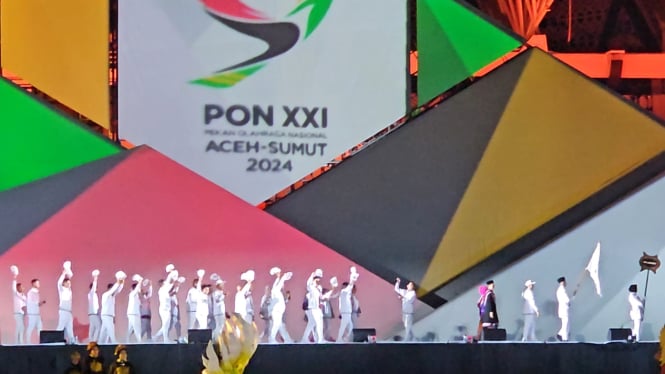 Defile atlet saat pembukaan PON 2024 di Stadion Harapan Bangsa, Banda Aceh. VIVA/Dani Randi