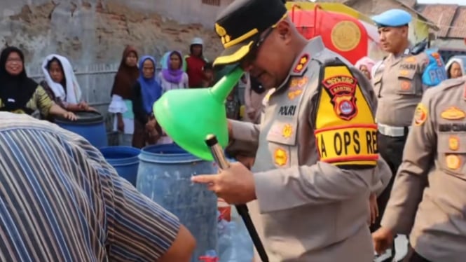 Kapolres Serang Matanya Tercolok Saat Membagikan Bantuan Air Bersih. (Tiktok Polres Serang).