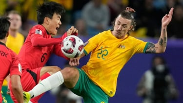 Pemain Australia, Jackson Irvine dan pemain Korea Selatan Seol Young-woo