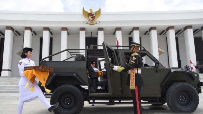 Tim Purna Paskibraka 2023 membawa duplikat bendera pusaka Merah Putih dan anggota Paskibraka 2024 membawa salinan naskah teks Proklamasi memasuki mobil taktis Maung di Istana Negara IKN, Penajam Paser Utara, Kalimantan Timur, Sabtu, 31 Agustus 2024.