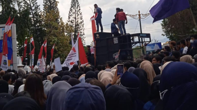 Demo mahasiswa mengawal putusan MK di DPRD NTB pada 23 Agustus 2024 (Satria)