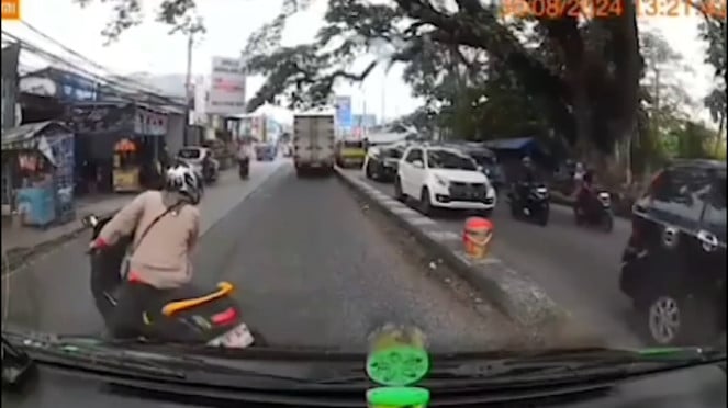 Pengendara motor Nmax halangi ambulans