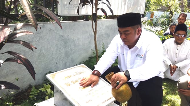 Yudi saat berdoa dan meminta restu dari Almarhumah sang bunda untuk maju di Pilkada Garut 2024 